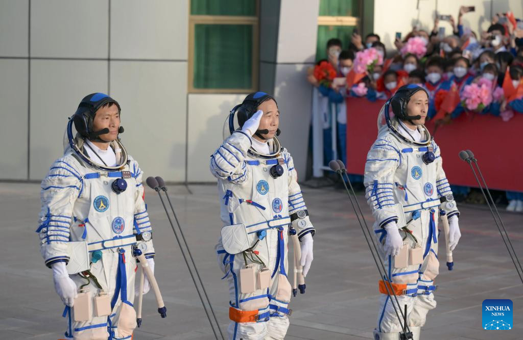 Realizan ceremonia de despedida para astronautas chinos de misión Shenzhou-16