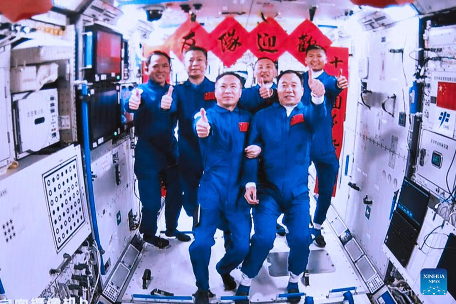 Astronautas de Shenzhou-16 entran en módulo central de estación espacial china