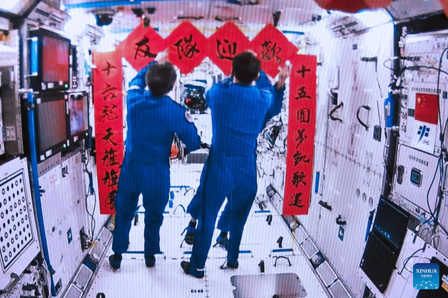 Astronautas de Shenzhou-16 entran en módulo central de estación espacial china