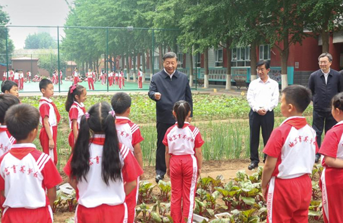 Xi visita una escuela en Beijing en vísperas del Día Internacional del Niño