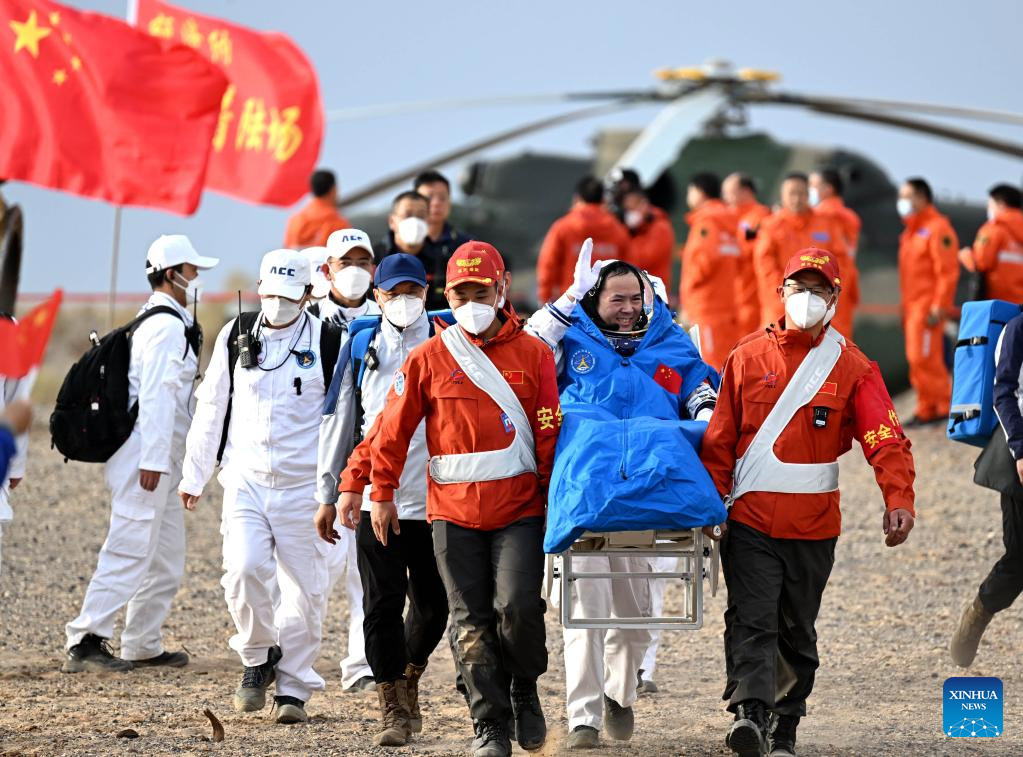 Astronautas chinos de Shenzhou-15 regresan sanos y salvos a la Tierra