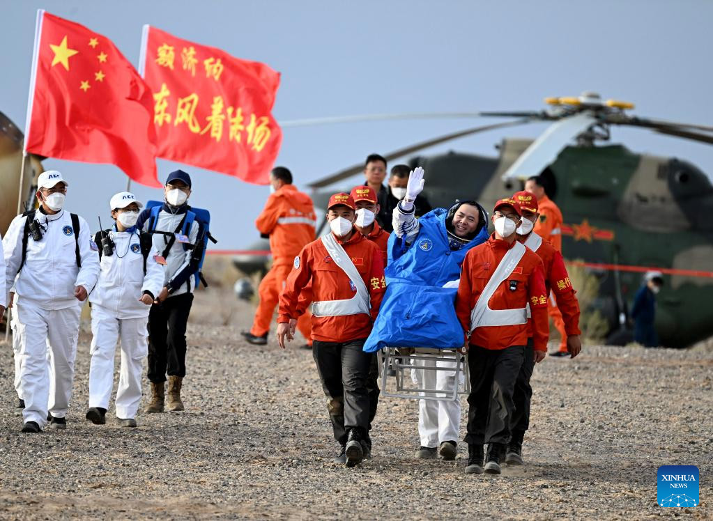 Astronautas chinos de Shenzhou-15 regresan sanos y salvos a la Tierra