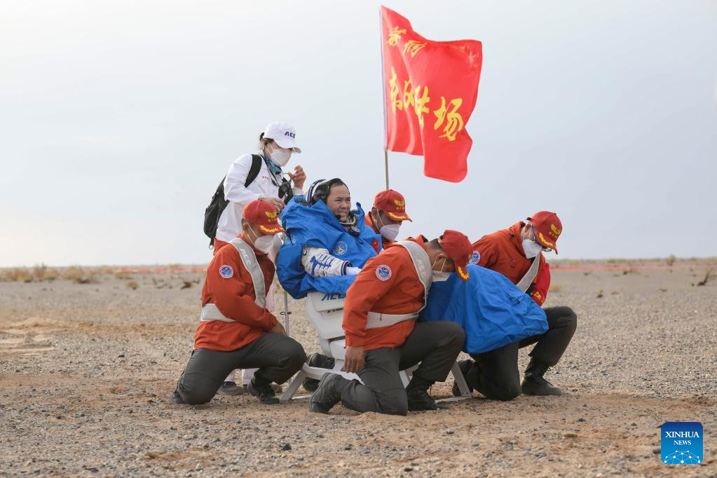 Astronautas chinos de Shenzhou-15 regresan sanos y salvos a la Tierra