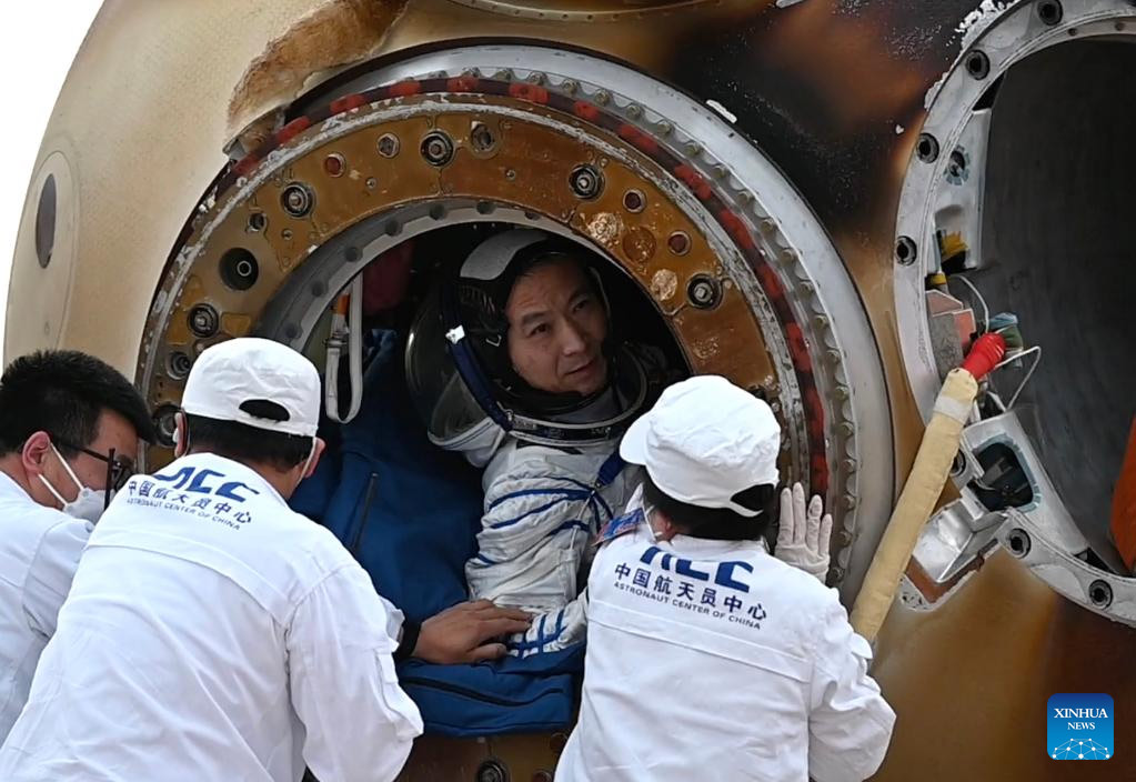 Astronautas chinos de Shenzhou-15 regresan sanos y salvos a la Tierra