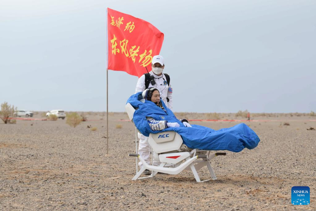 Astronautas chinos de Shenzhou-15 regresan sanos y salvos a la Tierra