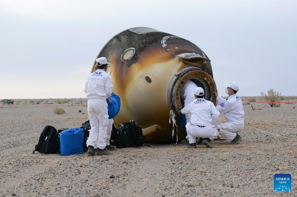 Astronautas chinos de Shenzhou-15 regresan sanos y salvos a la Tierra