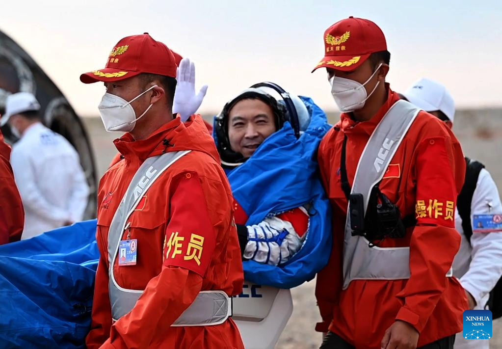 Astronautas chinos de Shenzhou-15 regresan sanos y salvos a la Tierra