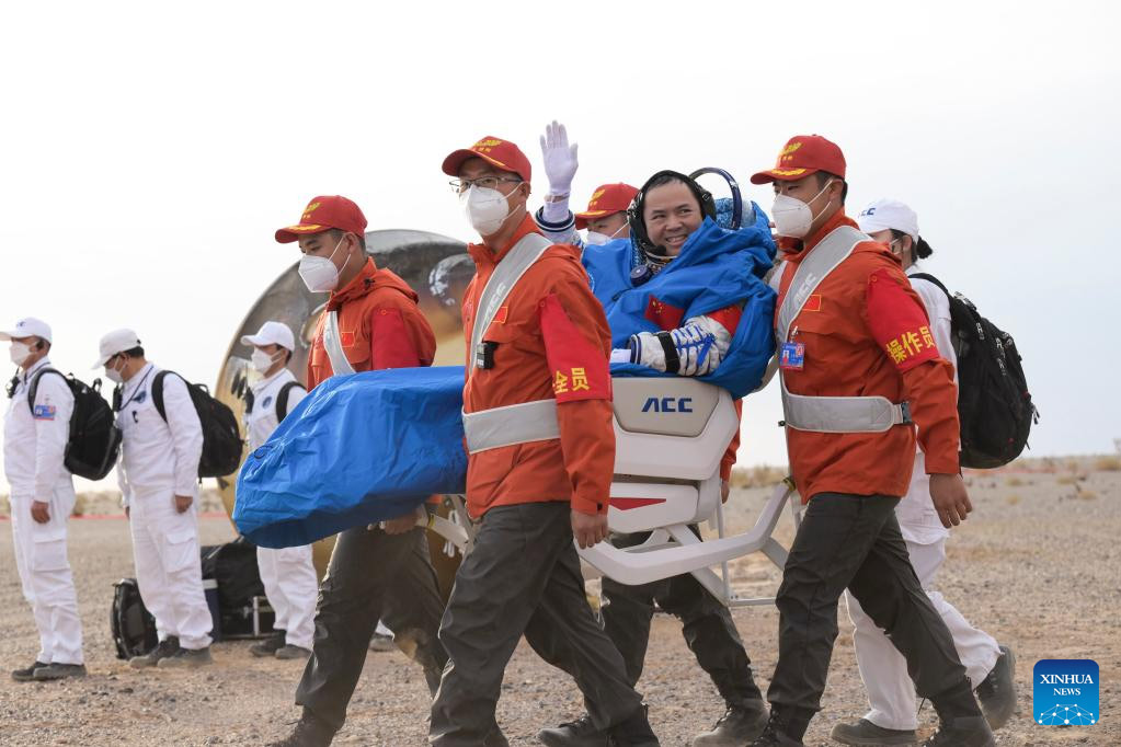 Astronautas chinos de Shenzhou-15 regresan sanos y salvos a la Tierra