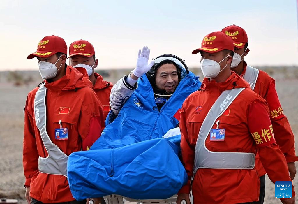 Astronautas chinos de Shenzhou-15 regresan sanos y salvos a la Tierra