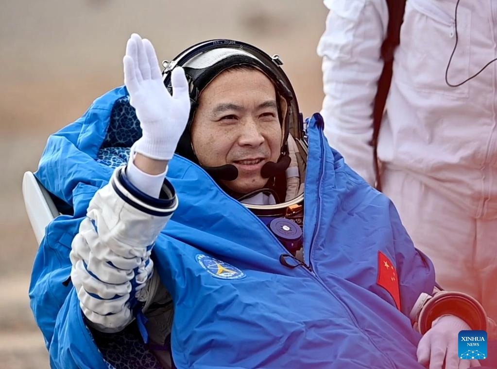 Astronautas chinos de Shenzhou-15 regresan sanos y salvos a la Tierra