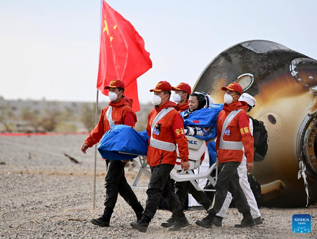 Astronautas chinos de Shenzhou-15 regresan sanos y salvos a la Tierra