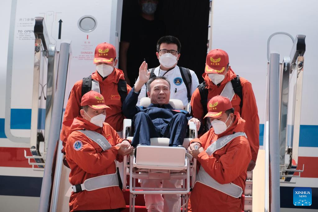 Astronautas chinos de Shenzhou-15 llegan a Beijing