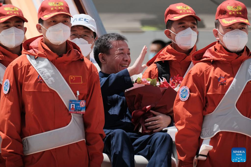 Astronautas chinos de Shenzhou-15 llegan a Beijing