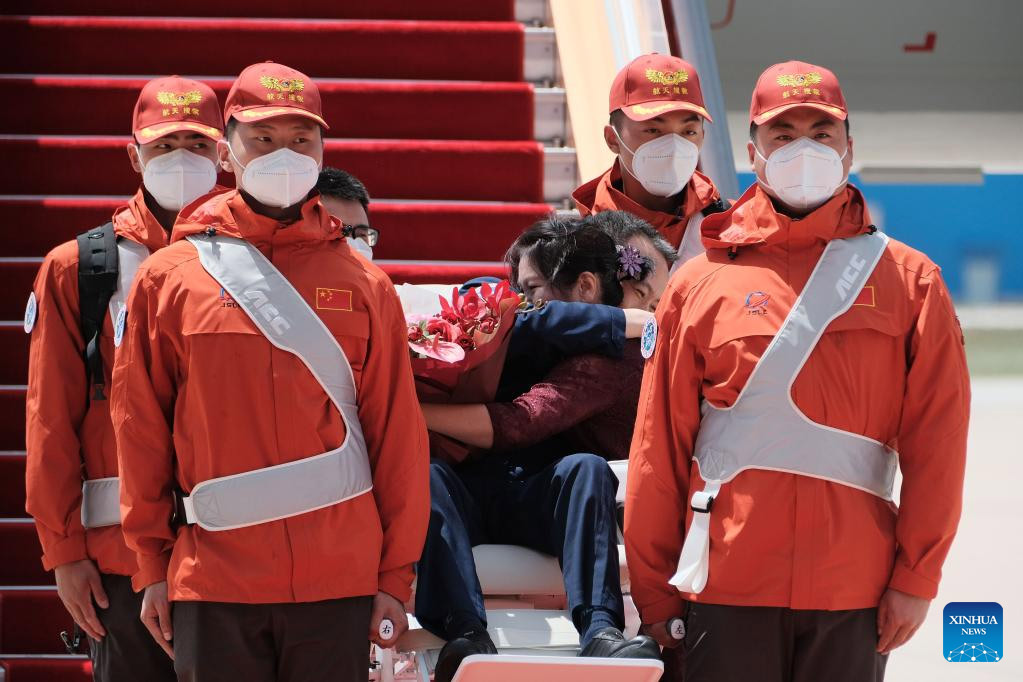 Astronautas chinos de Shenzhou-15 llegan a Beijing