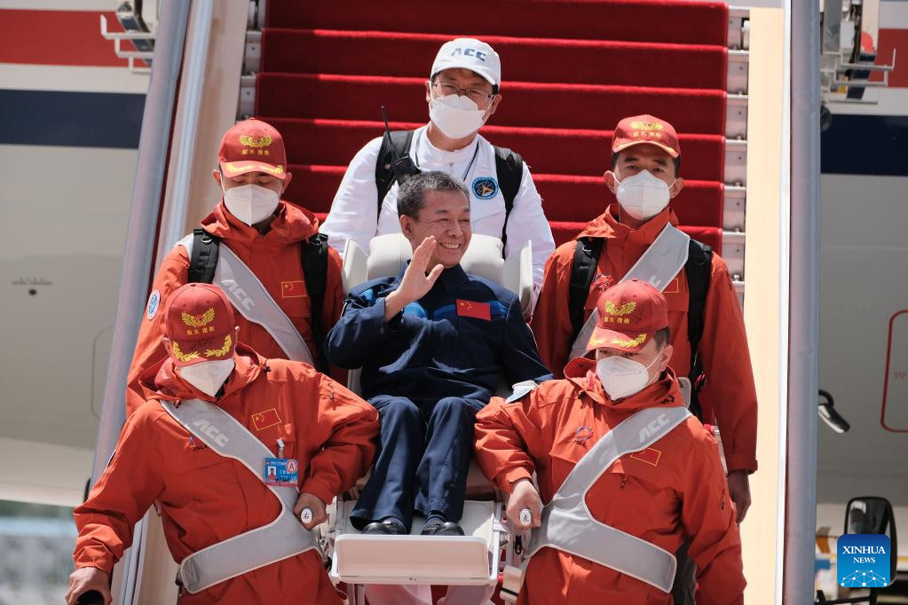 Astronautas chinos de Shenzhou-15 llegan a Beijing