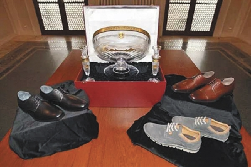 El 28 de marzo de 2016, el presidente checo Zeman le entregó a Xi Jinping tres pares de zapatos de cuero y un juego de utensilios de cristal.