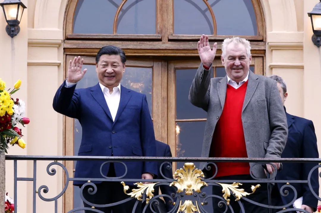 El 28 de marzo de 2016, el presidente checo Zeman le entregó a Xi Jinping tres pares de zapatos de cuero y un juego de utensilios de cristal.