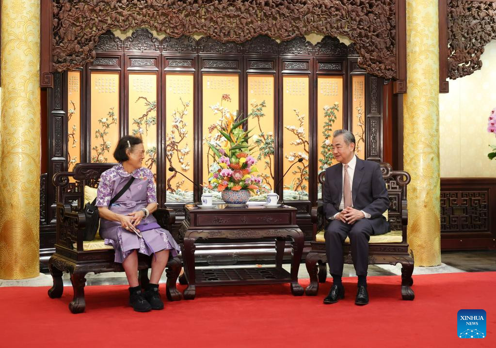 Alto diplomático chino se reúne con princesa tailandesa Sirindhorn