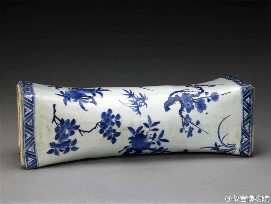 Almohada de porcelana azul y blanca. [Foto: portal digital del Museo del Palacio Imperial de Beijing]