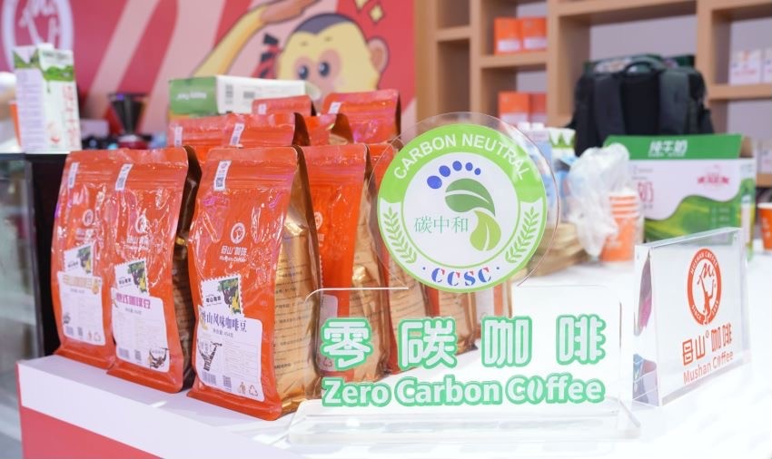 "Café sin emisiones de carbono" en la Feria Internacional de Bienes de Consumo de China. Foto proporcionada por Hainan State Farms Tropical Products Industry Group a Diario del Pueblo digital