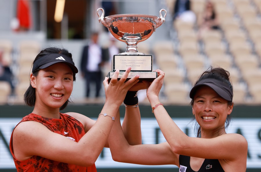 Wang Xinyu de China y Hsieh Su-Wei de Taipei de China sostienen la Copa Simonne Mathieu después de ganar la final de dobles femeninos en el torneo de tenis Abierto de Francia en Roland Garros, en París, Francia, el 11 de junio de 2023. (Xinhua/Gao Jing)