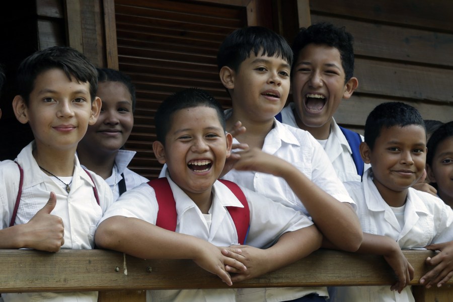 Imagen del 30 de mayo de 2023 de niños hondureños vistos en un parque local, en Santa Cruz, Honduras. (Xinhua/Lucio Tavora)