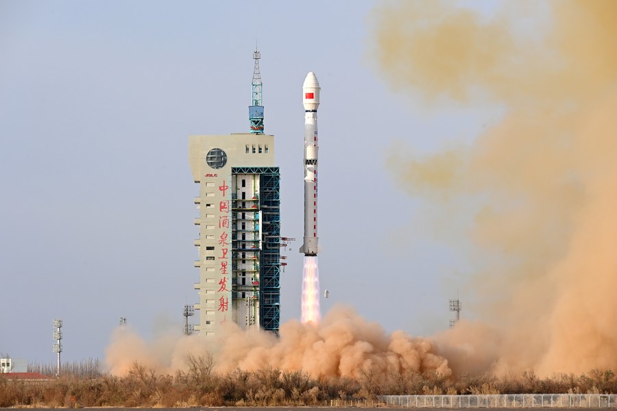 El cohete Gran Marcha-4C que transporta un nuevo satélite de teledetección de la serie Yaogan-34 despega desde el Centro de Lanzamiento de Satélites de Jiuquan, en el noroeste de China, el 15 de noviembre de 2022. El satélite se usa en investigación de recursos terrestres, planeación urbana, estimación de rendimiento de cultivos y prevención y mitigación de desastres, entre otros campos. (Xinhua/Wang Jiangbo)