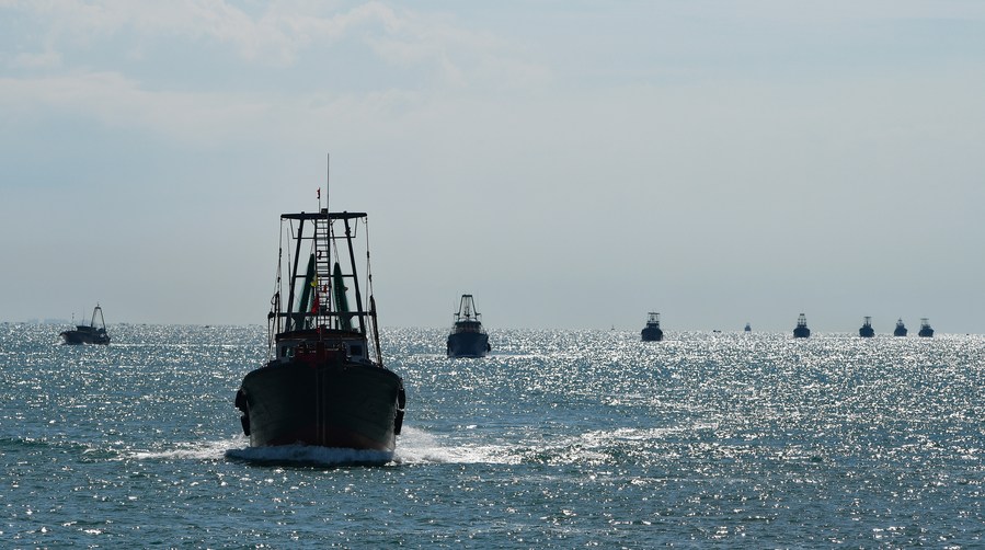 Imagen de archivo de botes de pesca navegando a través del estrecho de Qiongzhou al finalizar la moratoria de pesca de verano, en el Mar Meridional de China, el 16 de agosto de 2021. (Xinhua/Yang Guanyu)