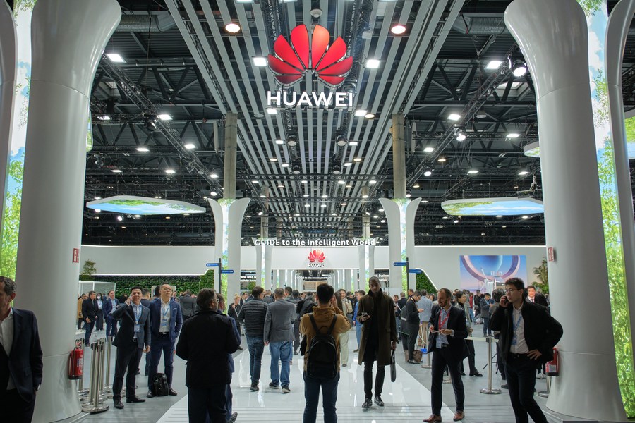 Esta foto tomada el 27 de febrero de 2023 muestra el sitio de exhibición de Huawei en el Mobile World Congress (MWC) 2023 en Barcelona, España. (Xinhua/Meng Dingbo)