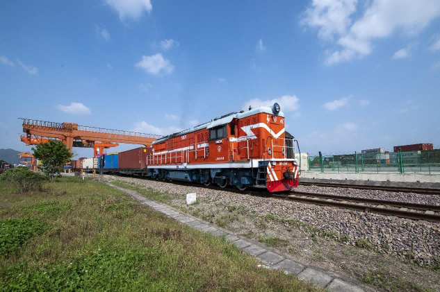 Un tren de mercancías China-Europa a plena carga parte de Yiwu, provincia oriental china de Zhejiang, con destino a los países de Asia Central, el 21 de abril de 2023. [Foto: Hu Xiaofei/Diario del Pueblo digital]