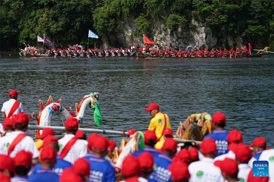 Anhui: Personas participan en carrera de botes del dragón en municipio de Taohuatan de distrito de Jingxian