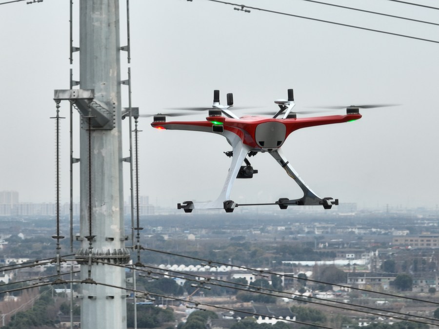 Imagen del 29 de diciembre de 2022 de un dron no tripulado con capacidades de posicionamiento de alta precisión a nivel centimétrico inspeccionando las líneas de transmisión automática de las torres de transmisión eléctrica, en la provincia de Jiangsu, en el este de China. (Xinhua/State Grid Jiangsu Electric Power Co., Ltd.)