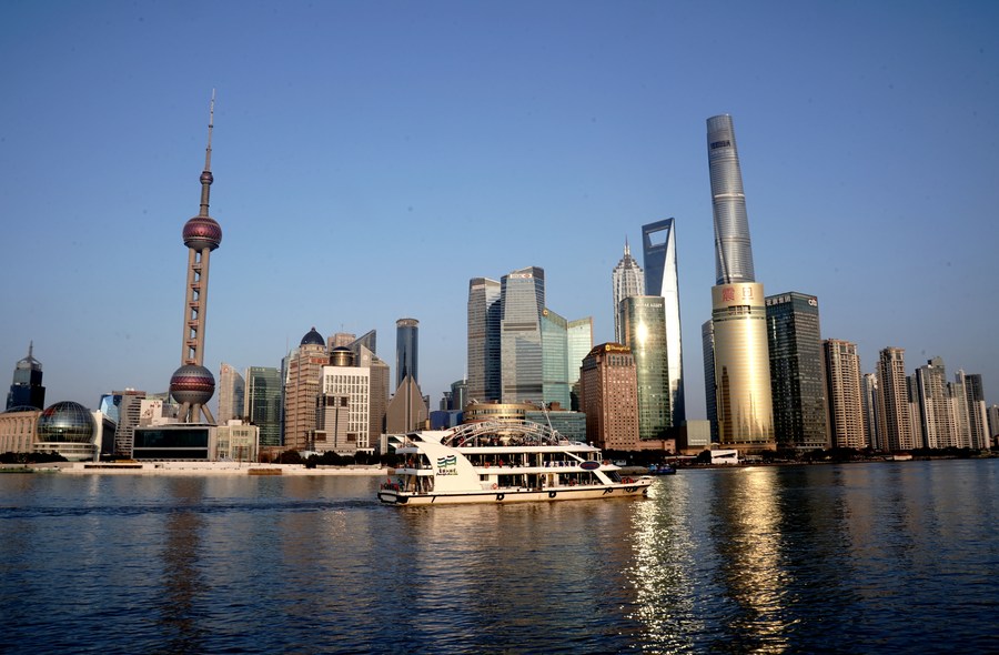 Un bote turístico navega por el río Huangpu frente al Bund, durante las vacaciones del Año Nuevo Lunar en Shanghai, en el este de China, el 14 de febrero de 2021. (Xinhua/Zhang Jiansong)