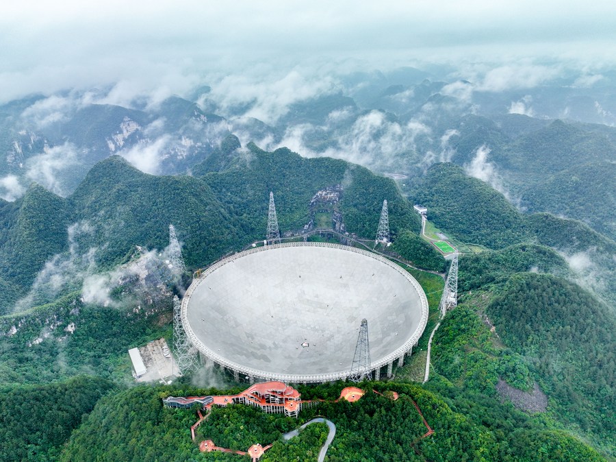 Foto aérea del Radiotelescopio Esférico de Apertura de Quinientos Metros (FAST, por sus siglas en inglés) en mantenimiento en la provincia suroccidental china de Guizhou, el 22 de junio de 2023. (Xinhua/Ou Dongqu)