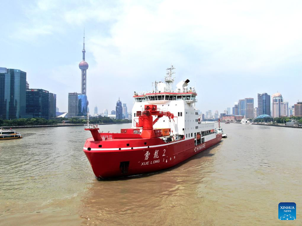 Vista aérea del 12 de julio de 2023 del Xulong 2 navegando en el río Huangpu, en Shanghai, en el este de China. Especialistas chinos partieron el miércoles desde Shanghai para la 13ª expedición científica del océano Artico a bordo del Xuelong 2, el primer rompehielos polar de construcción nacional. El equipo de expedición espera regresar a Shanghai a finales de septiembre, tras completar un viaje de 15.500 millas náuticas. (Xinhua/Zhang Jiansong)