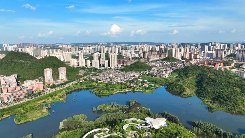 Una vista impresionante del río Laoma en el área urbana de la ciudad de Qingzhen, en la provincia de Guizhou, y edificios cerca del río. (Foto: Bao Kai)