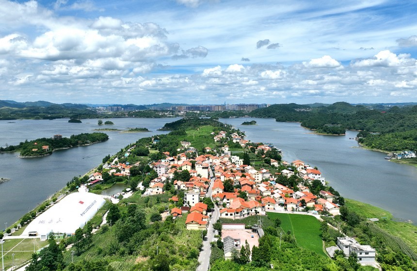 El paisaje de verano de la aldea de Dachong en el municipio de Hongfenghu, ciudad de Qingzhen, provincia de Guizhou. (Foto: Dai Shengqiang)