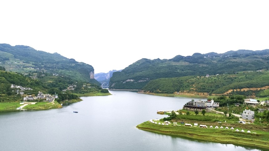 El pintoresco paisaje del río Yadian, en la ciudad de Qingzhen, provincia de Guizhou. (Foto: Dai Shengqiang)