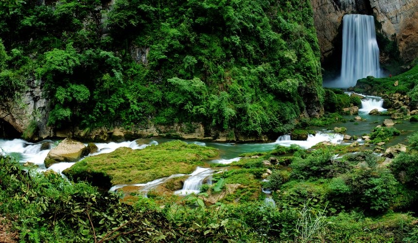 La cascada en la cueva de Yangpi, en el área escénica del río Anliu, en la ciudad de Qingzhen, provincia de Guizhou. (Foto: Duan Biao)