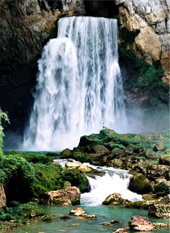 La cascada en la cueva de Yangpi, en el área escénica del río Anliu, en la ciudad de Qingzhen, provincia de Guizhou. (Foto: Duan Biao)
