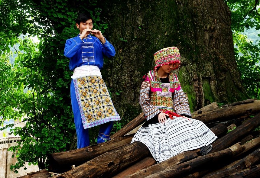 Los Siyin Miao, rama del grupo étnico Miao, tocan el Zimeixiao, un instrumento de gaita tradicional de los grupos étnicos Buyi y Miao, en el municipio étnico Maige Miao y Buyi, ciudad de Qingzhen, provincia de Guizhou. (Foto: Duan Biao)