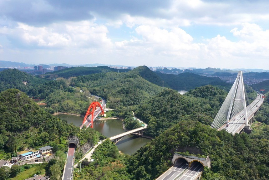 Tres puentes principales sobre el lago Hongfeng, en la ciudad de Qingzhen, provincia de Guizhou. (Foto: Dai Shengqiang)