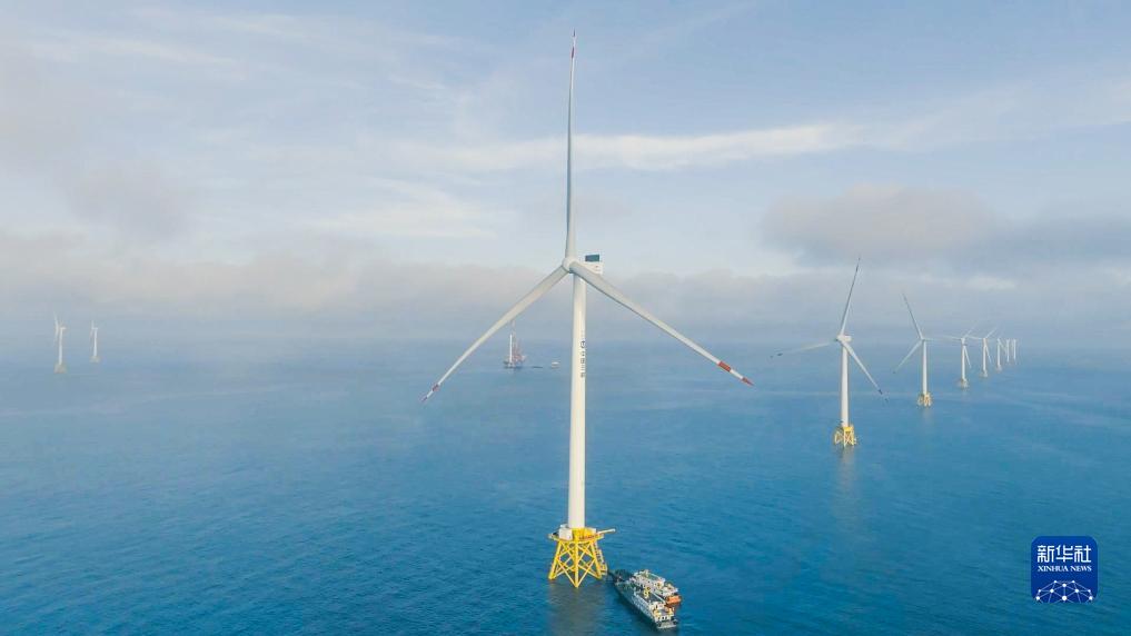 La primera turbina eólica marina del mundo con una capacidad de generación de energía de 16 megavatios opera en el campo de turbinas eólicas marinas de Fujian, 19 de julio de 2023. (Foto: Xinhua)