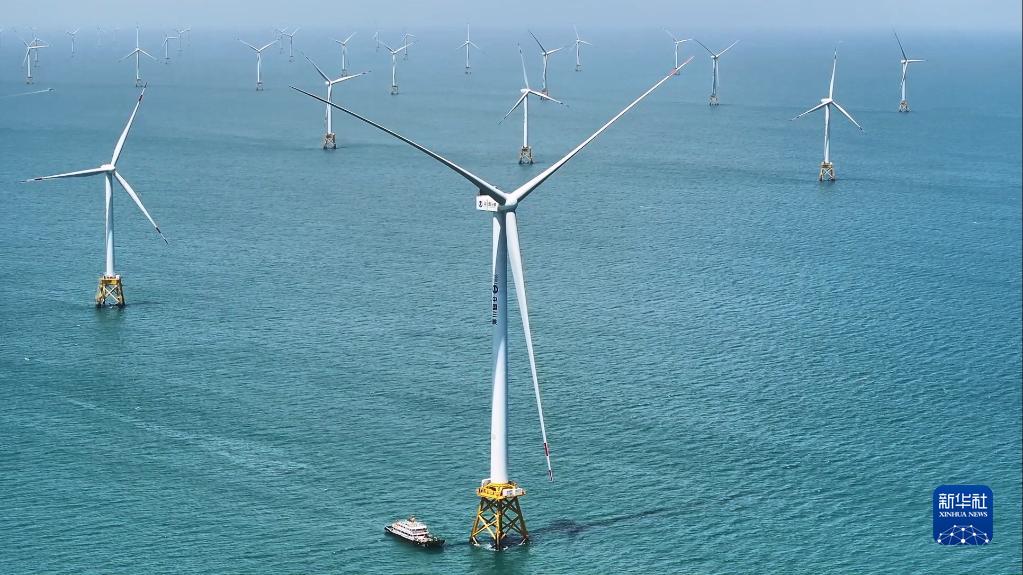 La primera turbina eólica marina del mundo con una capacidad de generación de energía de 16 megavatios opera en el campo de turbinas eólicas marinas de Fujian, 19 de julio de 2023. (Foto: Xinhua)