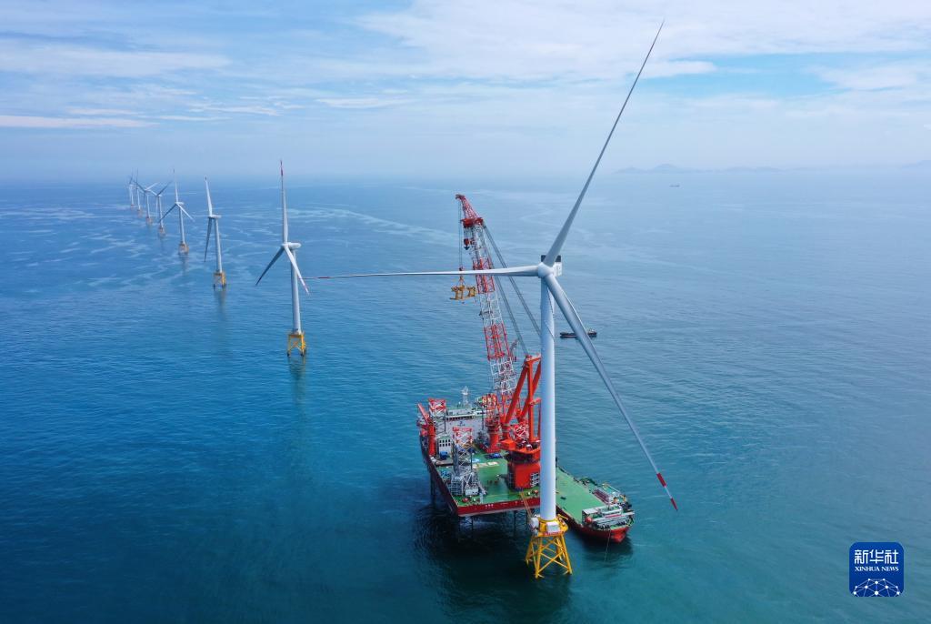 La primera turbina eólica marina del mundo con una capacidad de generación de energía de 16 megavatios opera en el campo de turbinas eólicas marinas de Fujian, 19 de julio de 2023. (Foto: Xinhua)