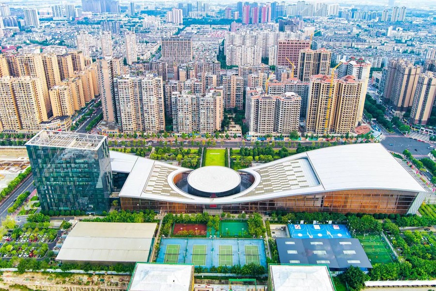 Una vista aérea del gimnasio del centro deportivo de Qingbaijiang. [Foto cortesía del sitio web de la Universiada de Chengdu]