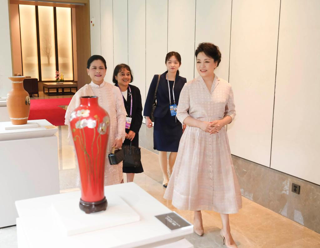 Peng Liyuan se reúne con primera dama indonesia