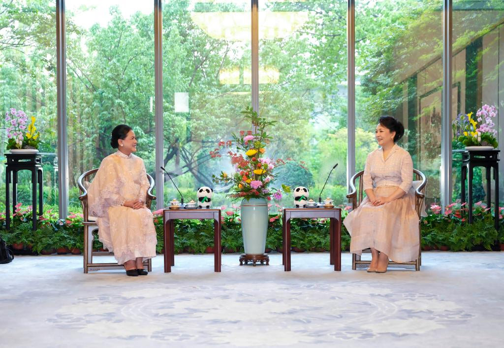 Peng Liyuan se reúne con primera dama indonesia