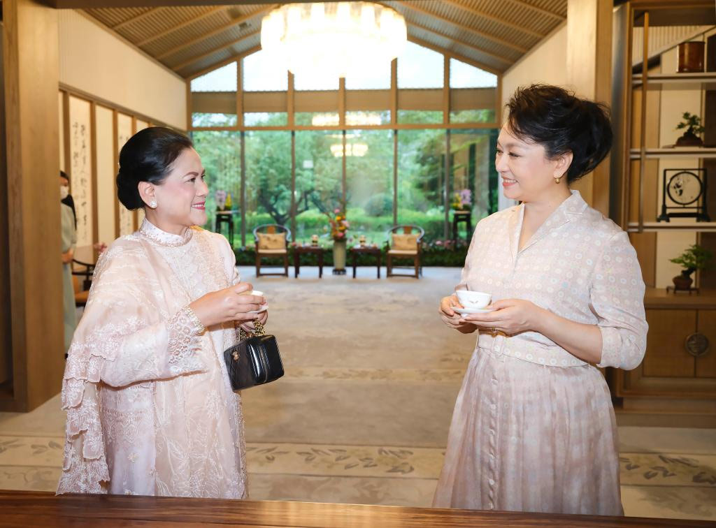 Peng Liyuan se reúne con primera dama indonesia