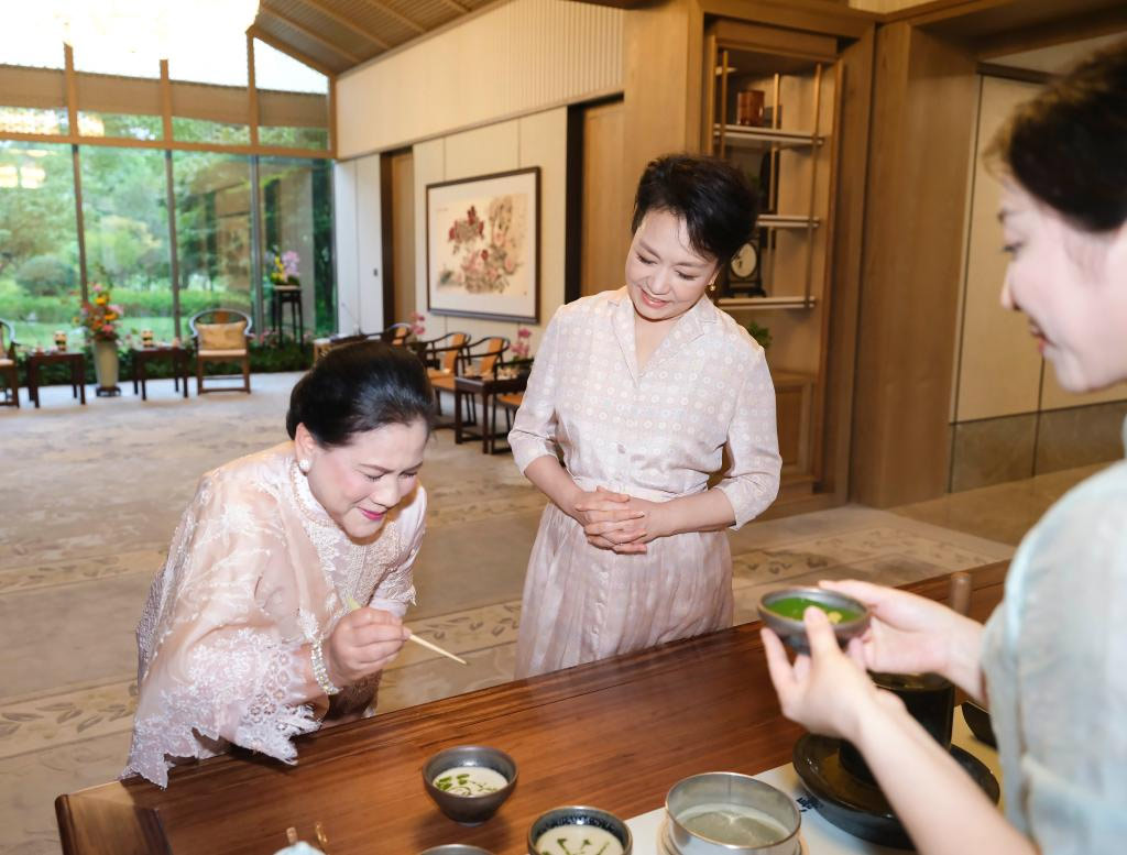 Peng Liyuan se reúne con primera dama indonesia